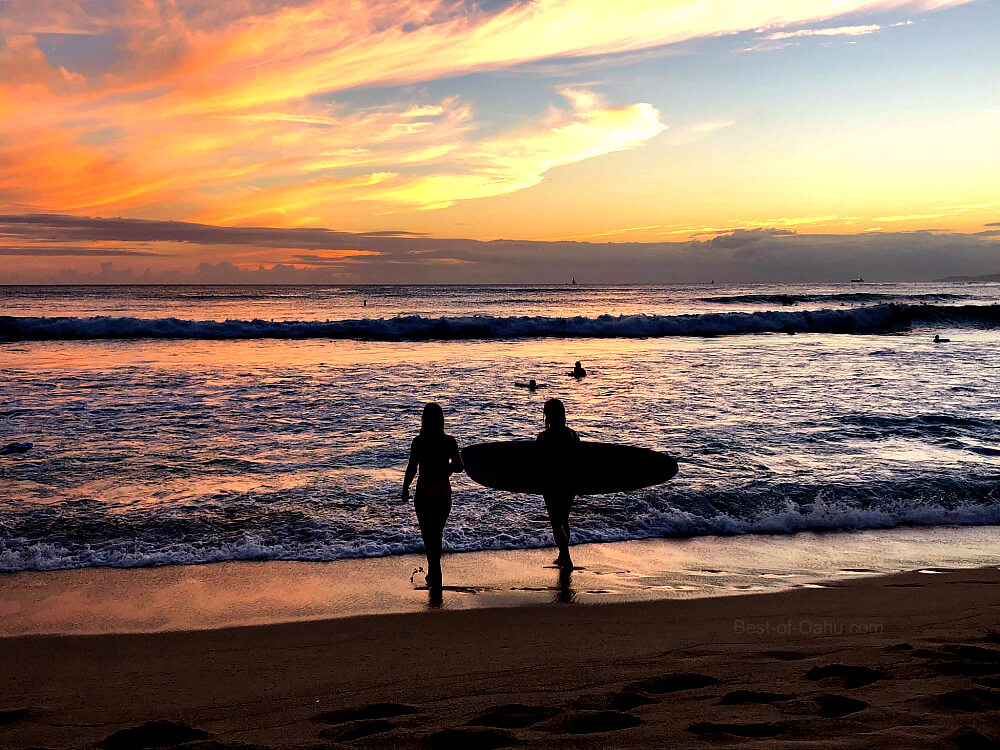 Waikiki Surfen bij zonsondergang